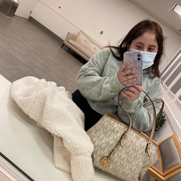 Profile Picture of Amanda Brikho (@brikhoamanda966) on Poshmark