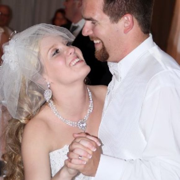 Profile Picture of Ashlee Easterling (@ashlee_hayes) on Poshmark