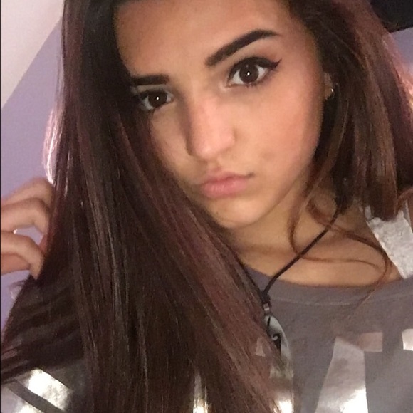 Profile Picture of Sarah Bellizzi (@sarahbellizzi) on Poshmark