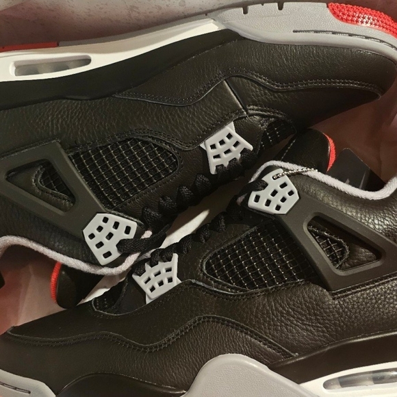 Profile Picture of Aoni Siney (@siney1860) on Poshmark