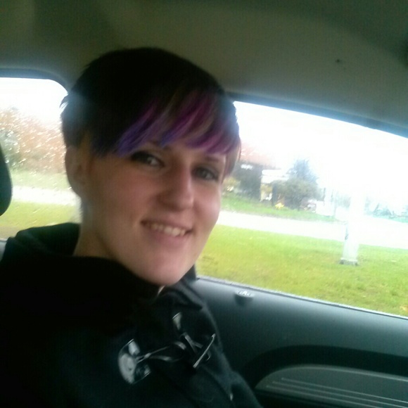 Profile Picture of Nicole Herron (@coleon) on Poshmark