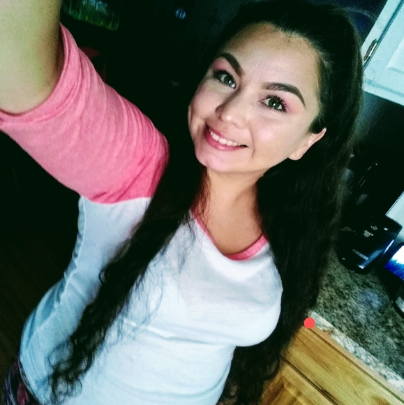 Profile Picture of Amanda Oballe (@amandaoballe) on Poshmark