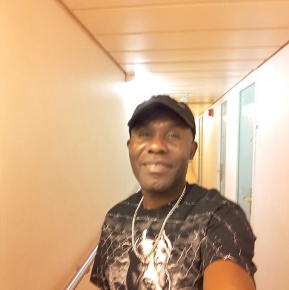 Profile Picture of Fenold Charitable (@fenoldc) on Poshmark