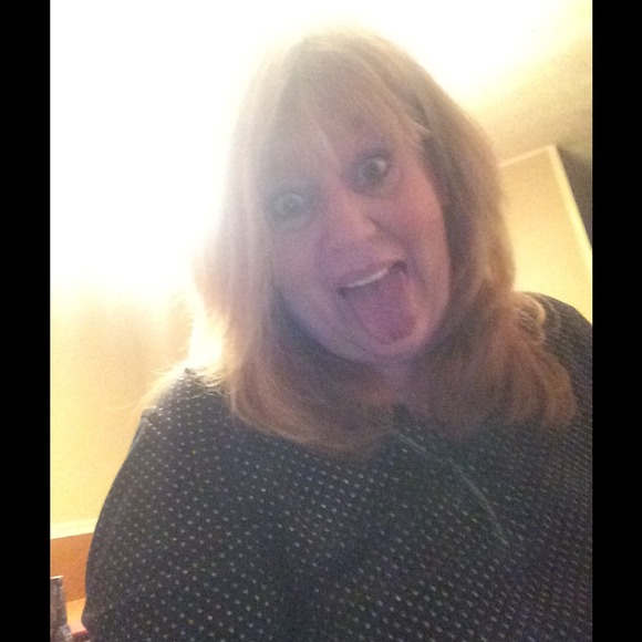 Profile Picture of Renee Cowgill (@puppsuddenlink) on Poshmark