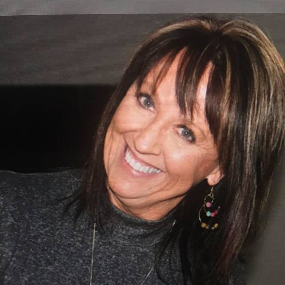 Profile Picture of Dee Samuelson (@deesamuelson) on Poshmark