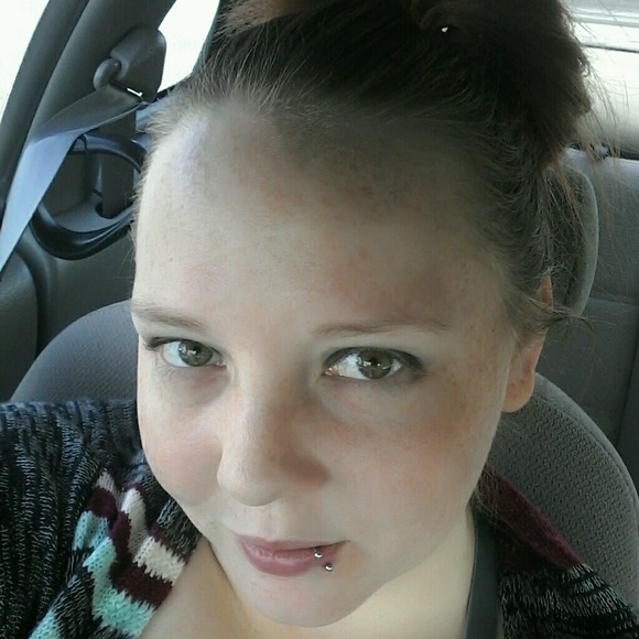 Profile Picture of Ashley Weyer (@ashweyer99) on Poshmark