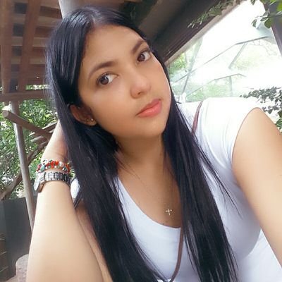 Profile Picture of Laura Acevedo (@lauraacevedo20) on Twitter