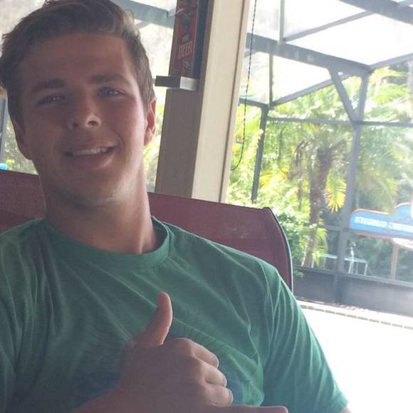 Profile Picture of Derek Roberts (@derekroberts017) on Poshmark