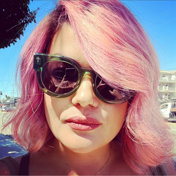 Profile Picture of Olivia Davina (@oliviadavina) on Poshmark