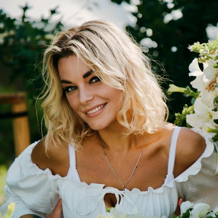 Profile Picture of Julia (@julia_singer_wow) on Tiktok