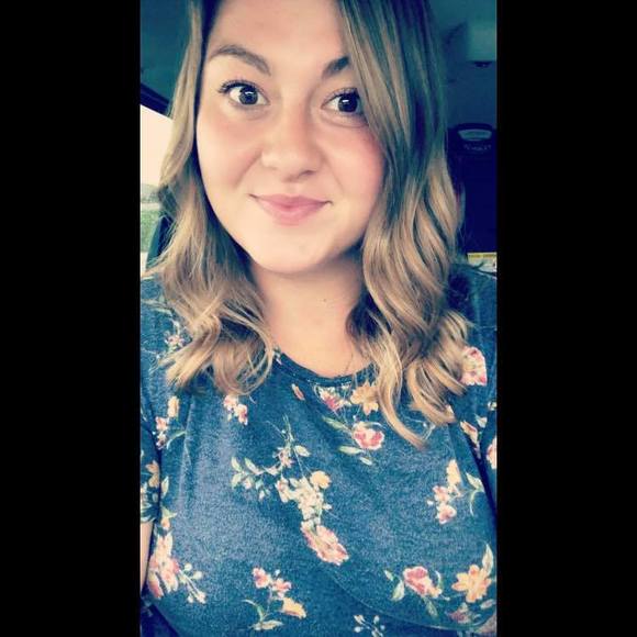 Profile Picture of Laura Lubeski (@lauramarie128) on Poshmark