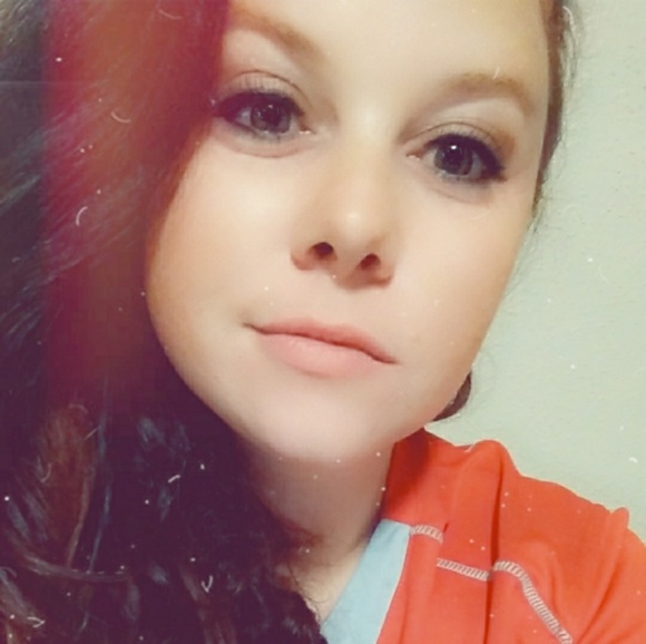 Profile Picture of Samantha Bottesch (@sbottesch) on Poshmark