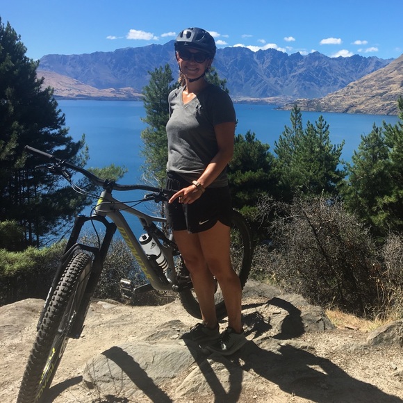 Profile Picture of Ashley Hermanson (@ajherms) on Poshmark