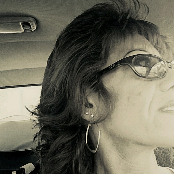 Profile Picture of Shelly Kimball (@teamjrt) on Poshmark