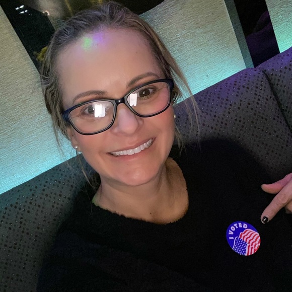 Profile Picture of Sandra Judge (@sandra_judge) on Poshmark