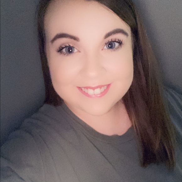 Profile Picture of Taylor Hatfield (@taylorhatfie121) on Poshmark