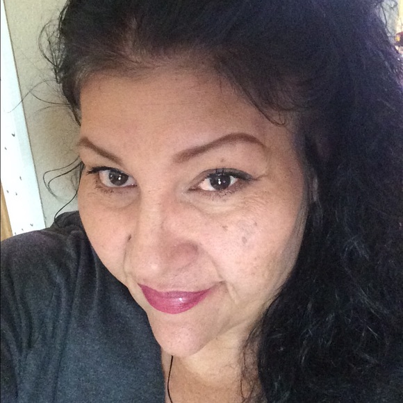 Profile Picture of Annette Chavez (@twotonbuns) on Poshmark