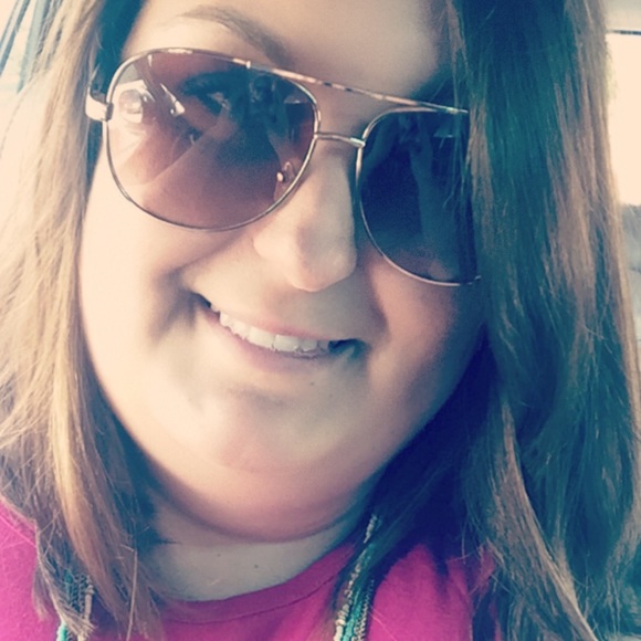 Profile Picture of Taylor Isom (@taylorthirteen) on Poshmark