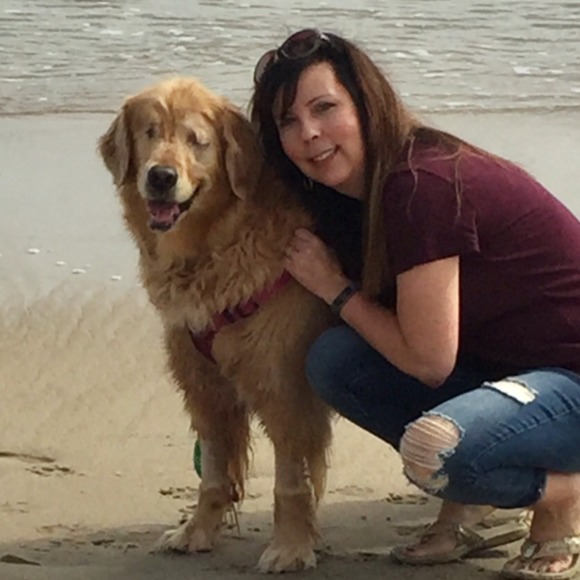 Profile Picture of Tina Auchterlonie (@lifeisgolden3) on Poshmark