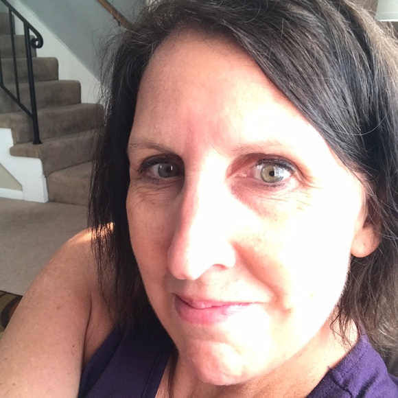 Profile Picture of Deborah Heaberlin (@globetreater) on Poshmark