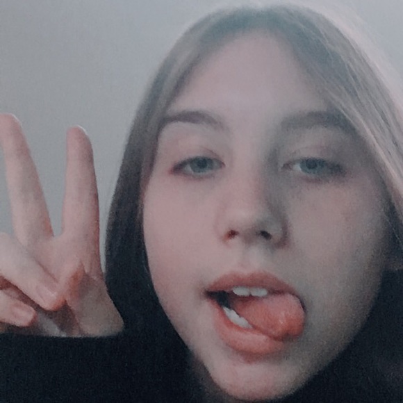 Profile Picture of Lydia Deffibaugh (@lydiadef) on Poshmark