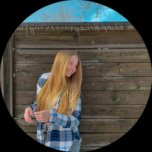Profile Picture of Emily Steffensmeier (@e_steffensmeier) on Poshmark