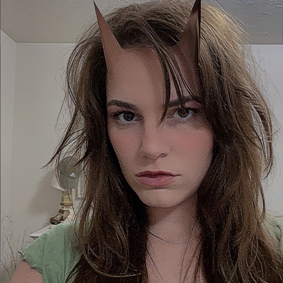 Profile Picture of Alexa Leo (@lexileedlelee) on Poshmark