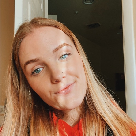Profile Picture of Emma Cooley (@emmacooley431) on Poshmark