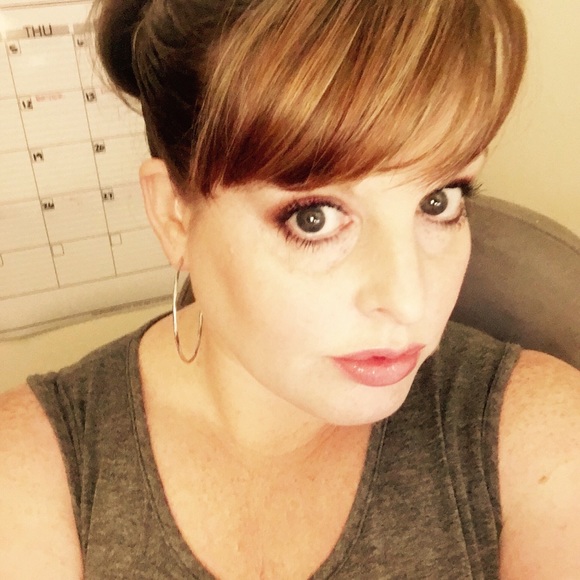 Profile Picture of Amanda Cosman (@acosman) on Poshmark