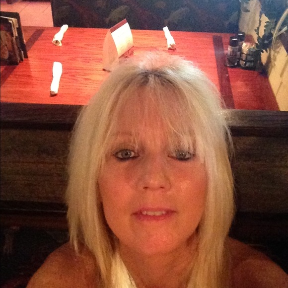 Profile Picture of Lesa Solinger (@lesasolinger) on Poshmark