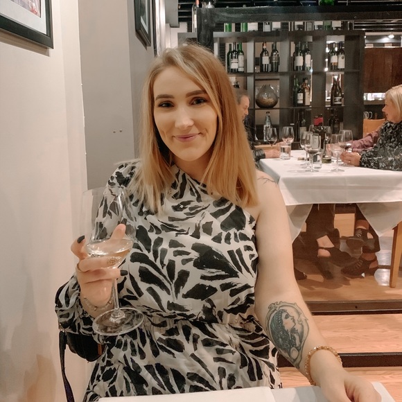 Profile Picture of Tara Stolzer (@tarastolzer) on Poshmark