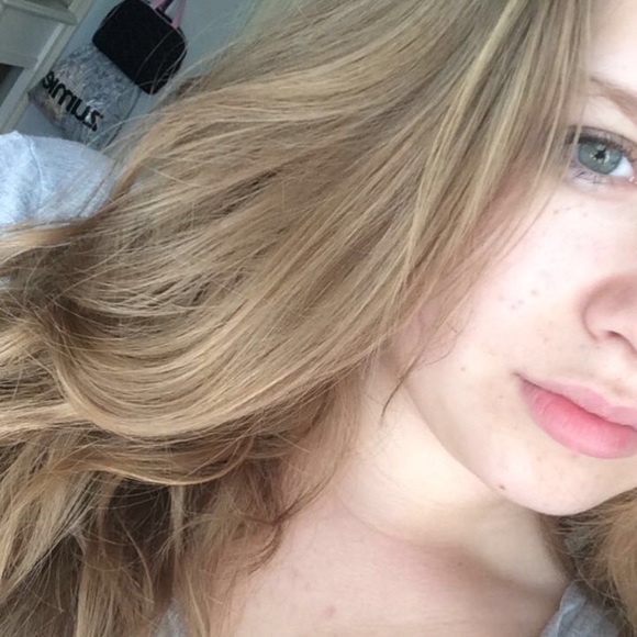 Profile Picture of Alexandra Dahlkemper (@alexxbdkpr) on Poshmark