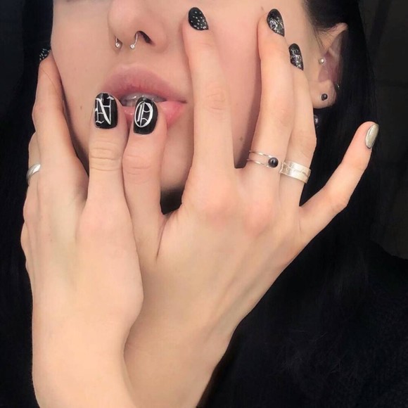 Profile Picture of Caryn Manchester (@merlenewidonna1) on Poshmark