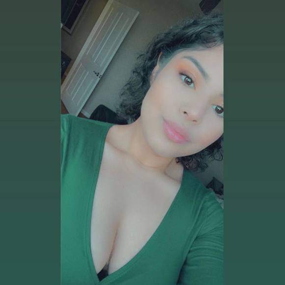Profile Picture of Brenda Aguirre (@brendaaguirre50) on Poshmark