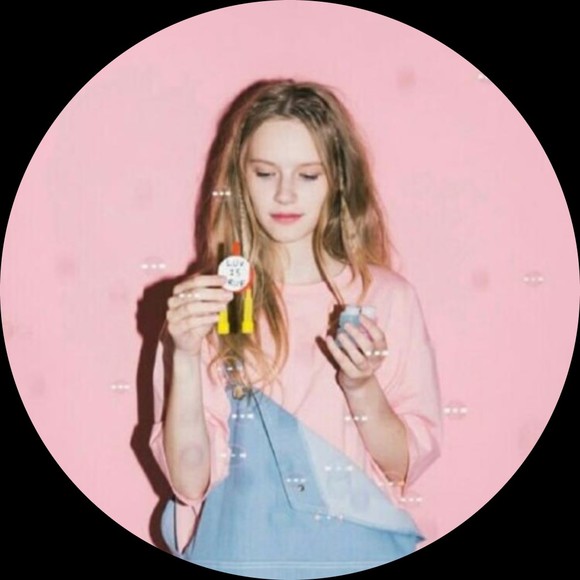 Profile Picture of Sandra Daniel (@briena393) on Poshmark
