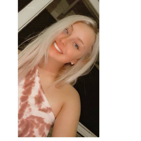 Profile Picture of Sarah Dixon (@sarahdixon744) on Poshmark