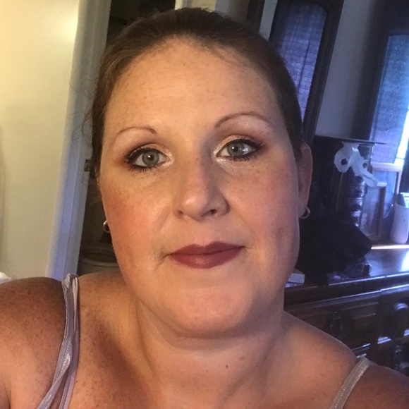 Profile Picture of Stacie Gill (@staciegill) on Poshmark