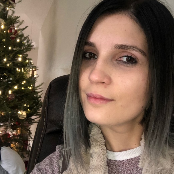 Profile Picture of Bianca Dahlinger (@bianca19r) on Poshmark