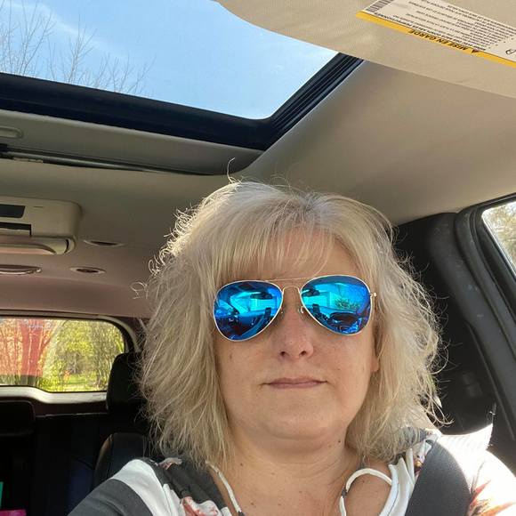 Profile Picture of Michele Bixel (@michelebixel) on Poshmark