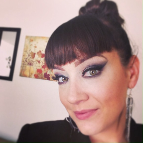 Profile Picture of Victoria Hartmayer (@vhartmayer) on Poshmark