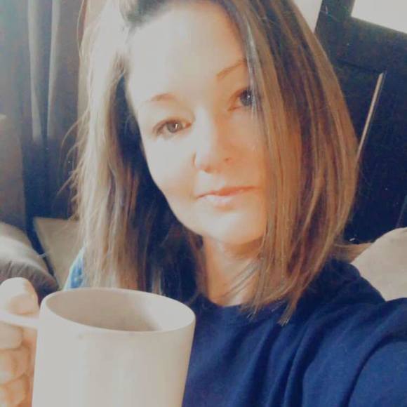 Profile Picture of Sara Meloling (@melolins) on Poshmark