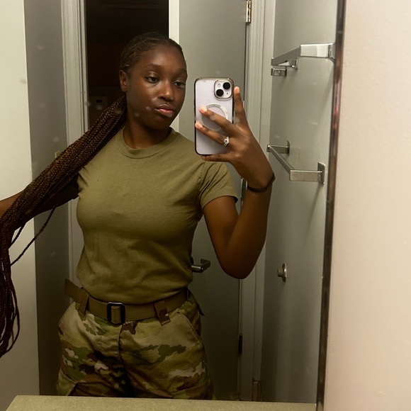 Profile Picture of Destiny Claybrooks (@heluvdestiny) on Poshmark