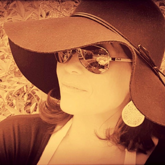 Profile Picture of Bernadette Slowey (@worldoyster) on Poshmark