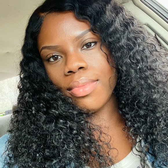 Profile Picture of Fabienne Estime (@faab_xcloset) on Poshmark