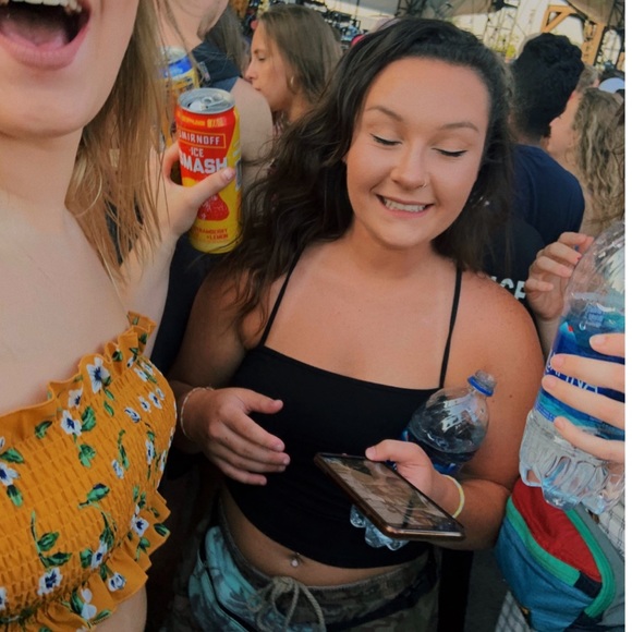 Profile Picture of Julia Rederer (@juliarederer) on Poshmark