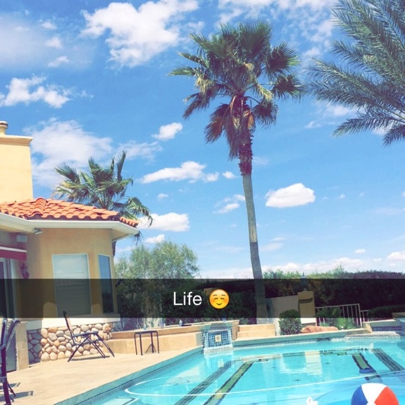 Profile Picture of Anahi Luviano (@anahi1857) on Poshmark