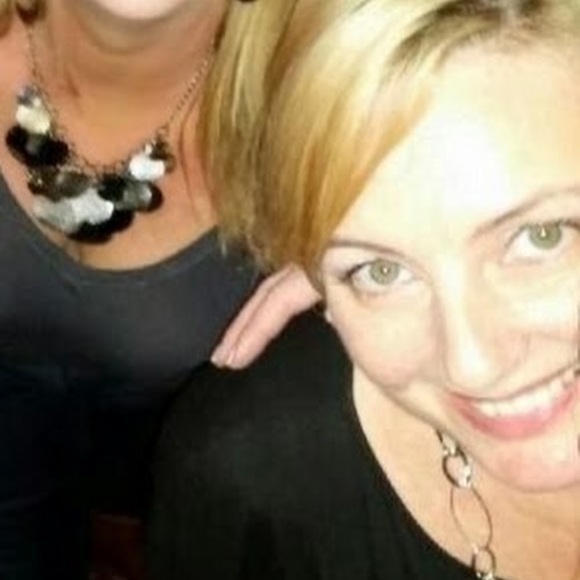Profile Picture of Dawn Dowling (@dawnyd0618) on Poshmark