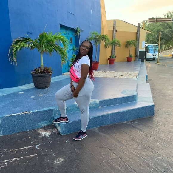 Profile Picture of Scherrie Thomas (@scherriet_1988) on Poshmark