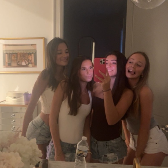 Profile Picture of Julia Bealle (@juliabealle) on Poshmark