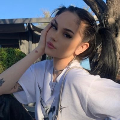Profile Picture of 𝔧𝔲𝔩𝔦𝔞 (@cultsbillie) on Twitter